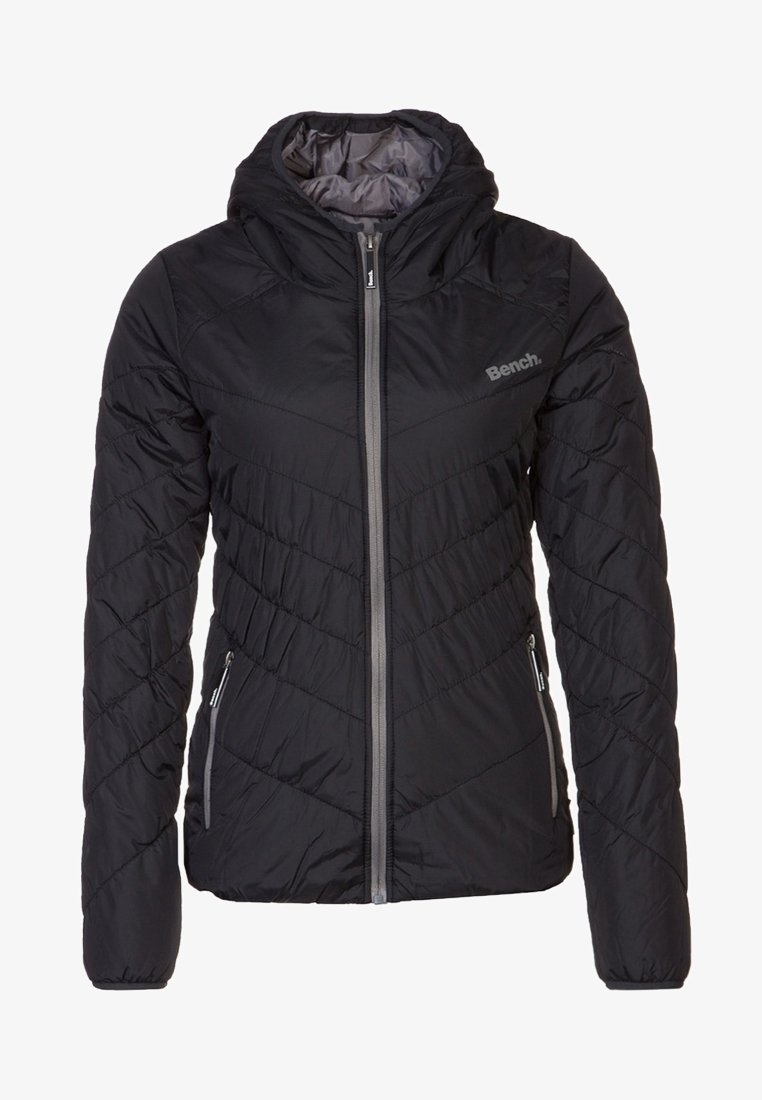 Veste noire isolante avec capuche, présentant un design matelassé, une fermeture éclair frontale et des poches latérales. Logo sur la partie supérieure gauche de la poitrine.