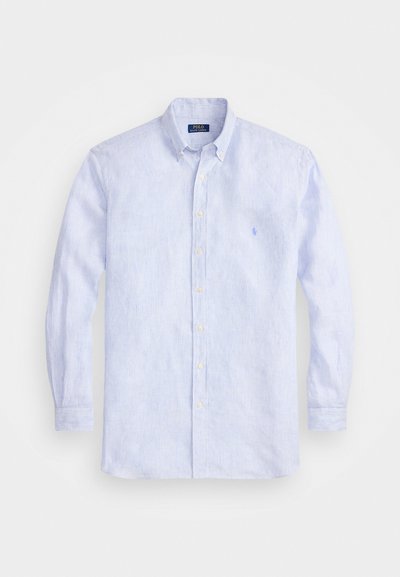 Camisa de manga longa listrada em azul claro, com colarinho abotoado, botões amarelos e um pequeno logótipo bordado no lado esquerdo. Tecido de algodão.