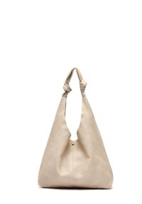 Bežna usnjena torba za ramo z ohlapnim dizajnom, vozlanimi ročaji in vidnim zlatim detajlom na zapiranju. Mehka tekstura in minimalističen slog.