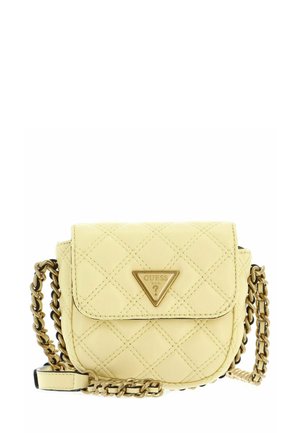 Petit sac bandoulière matelassé beige avec une chaîne dorée et un logo triangulaire Guess sur le rabat avant.