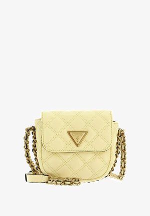 Petit sac bandoulière matelassé beige avec une chaîne dorée et un logo triangulaire Guess sur le rabat avant.
