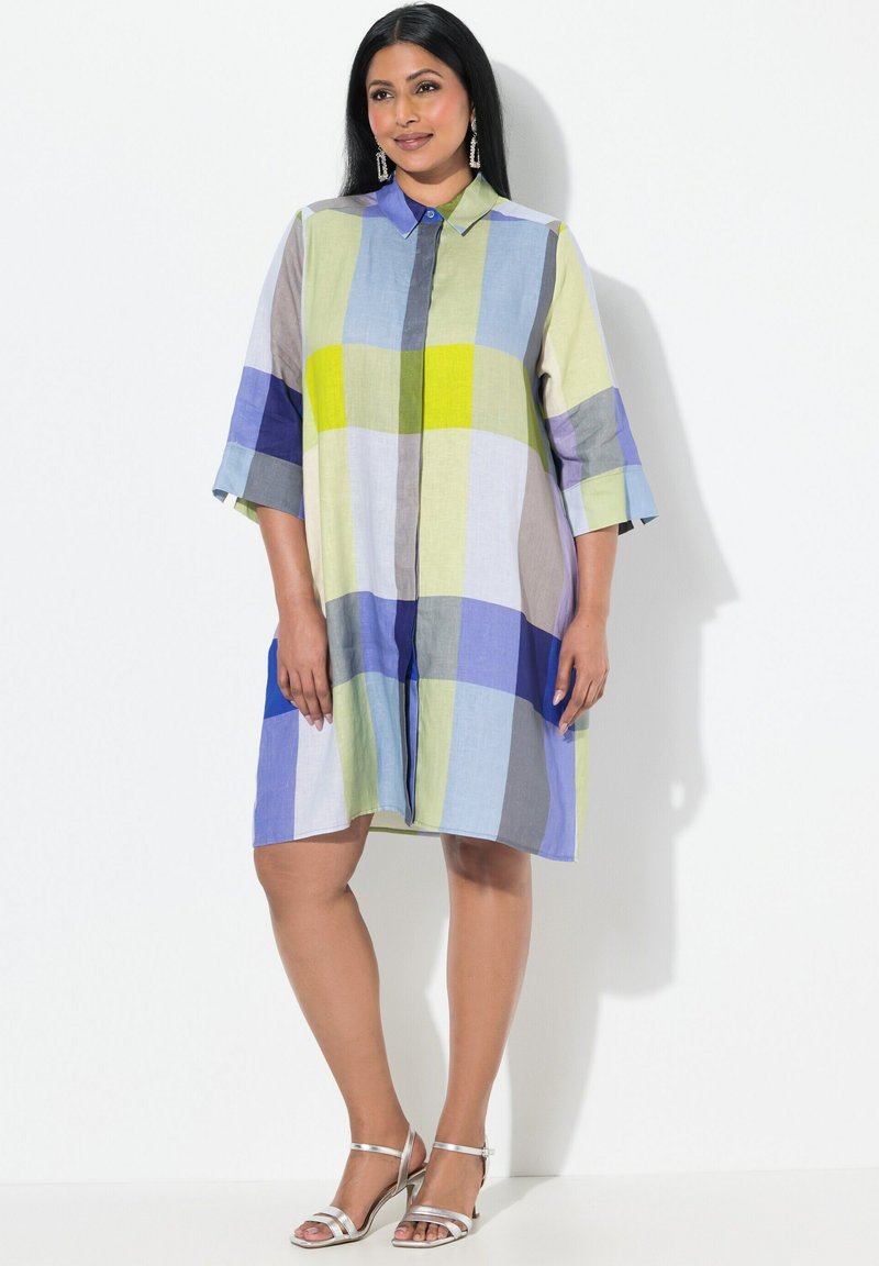 Abito camicia con un design a patchwork multicolore composto da quadrati verdi, blu, grigi e viola. Realizzato in tessuto leggero, con maniche a tre quarti.