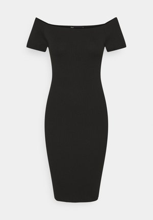Czarna, prążkowana sukienka bodycon z odkrytymi ramionami, krótkimi rękawami, długością do kolan, dopasowanym krojem, gładką fakturą.