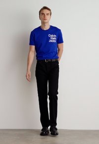 Calvin Klein Jeans STACKED EUPHORIC LOGO TEE - Camiseta estampada - sapphire blue