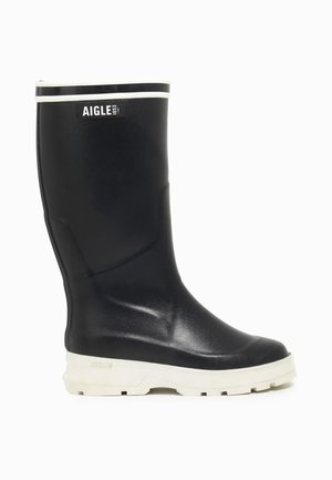 Bota de lluvia de goma negra con suela y ribete blancos, con el nombre de la marca AIGLE 1853 cerca de la parte superior.