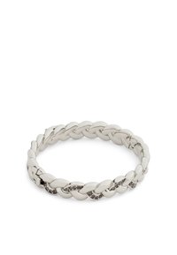 Silverfärgad metallarmband med flätad design och glänsande yta, med mörka kristallaccenter mellan länkarna.