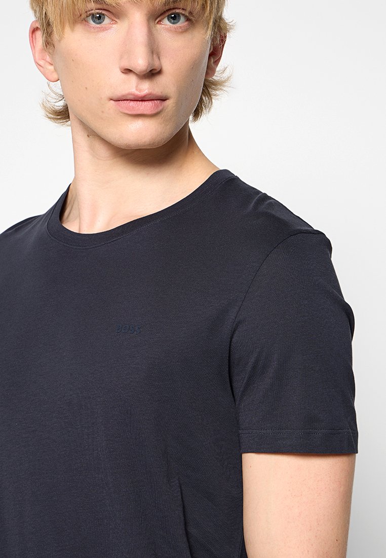 Marineblaue kurzärmelige T-Shirt aus weichem Stoff, mit Rundhalsausschnitt und einem dezenten, geprägten Logo auf der Brust.