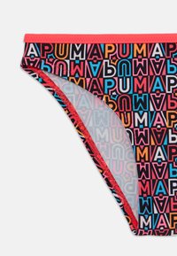 Svømmebukser med svart base som har trykket multicolor "PUMA"-logo. Myk stoff, kontrastfarge rosa midjebånd, og minimalistisk design.