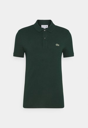 Donkergroene polo shirt van katoen, met een twee-knopen knoopsluiting, korte mouwen en een klein geborduurd krokodillenlogo op de linkerborst.