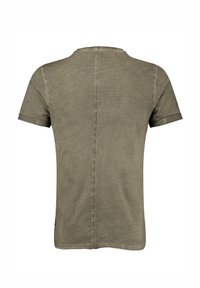 Camiseta de manga corta color caqui con cuello redondo. Tela suave y texturada con costuras visibles y puños de manga enrollados. Diseño simple y sin adornos.