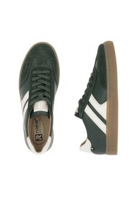 Gröna mocka- och strukturerade lädersneakers med vita ränder, rund tå och en gummisula med bruna accenter. Rieker-logotyp synlig.