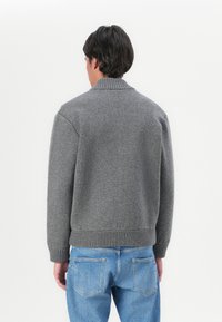 Lacoste Kardigán - pitch chine