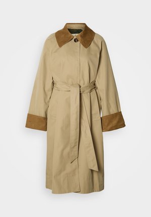 Trench-coat beige avec un col et des poignets en velours côtelé marron ; comprend une ceinture en tissu, des poches avant et une texture lisse.