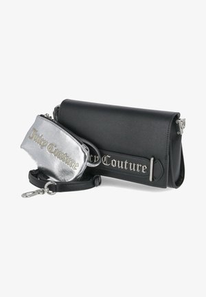 Borsa a tracolla in finta pelle nera con un portamonete metallizzato argento. Presenta un logo inciso in argento, una tracolla staccabile e una chiusura a patta.