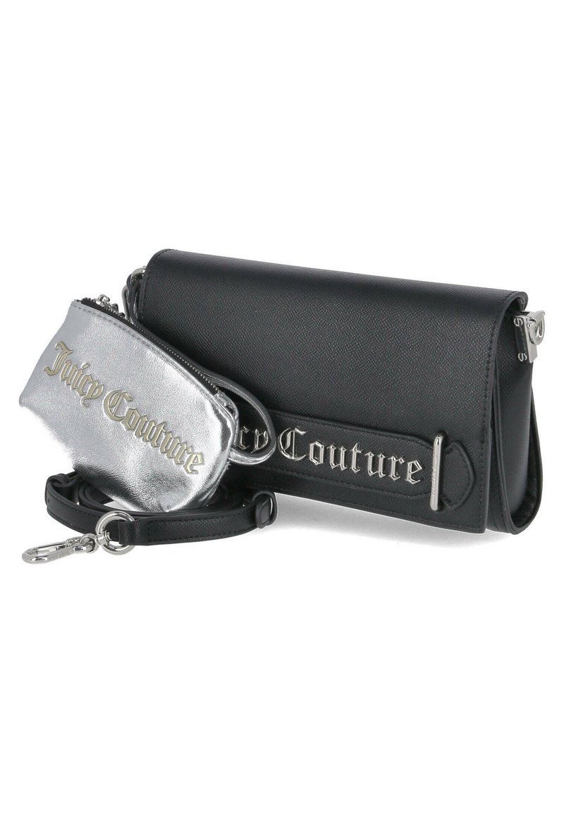 Borsa a tracolla in finta pelle nera con un portamonete metallizzato argento. Presenta un logo inciso in argento, una tracolla staccabile e una chiusura a patta.