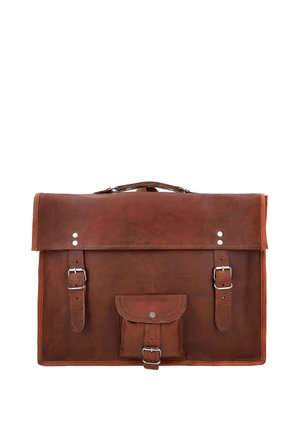 Bruine leren aktetas met twee gespbanden en een klein voorvak met een gesp, gecentreerd op een witte achtergrond.