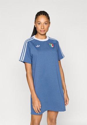 Μπλε βαμβακερό αθλητικό φόρεμα με κοντά μανίκια, λευκή στρογγυλή λαιμόκοψη, τρεις λευκές ρίγες στα μανίκια και έμβλημα της Ιταλίας στο στήθος.