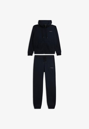 Conjunto de dos piezas de ropa deportiva en azul marino que incluye una chaqueta con capucha y cierre de cremallera y pantalones a juego, ambos con una textura suave y bolsillos delanteros.