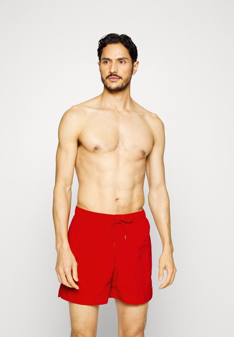 Tommy Hilfiger - MEDIUM DRAWSTRING - Shorts da mare - primary red, Ingrandire