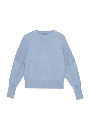 Lichtblauwe gebreide trui met een ronde halslijn, verlengde schouders en ribgebreide boorden en onderkant. Zachte textuur en relaxte pasvorm.