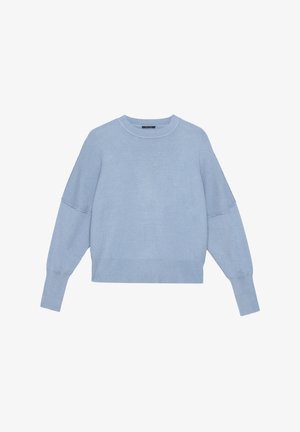 Lichtblauwe gebreide trui met een ronde halslijn, verlengde schouders en ribgebreide boorden en onderkant. Zachte textuur en relaxte pasvorm.
