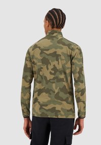 Tarnmuster Langarmshirt in Grüntönen und Beige, mit hohem Kragen und strukturiertem Stoff in lockerer Passform.