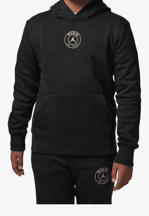 Sudadera con capucha negra de tela suave, con un bolsillo delantero, puños acanalados y un logo circular con la palabra "PARIS" y un diseño de jumpman.
