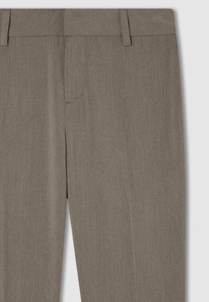 Pantaloni marroni chiari con una texture liscia, caratterizzati da una vestibilità dritta, due tasche frontali e bordi puliti senza decorazioni.