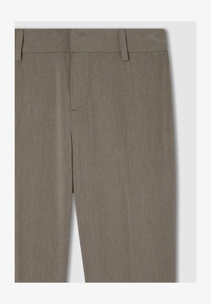 Pantaloni marroni chiari con una texture liscia, caratterizzati da una vestibilità dritta, due tasche frontali e bordi puliti senza decorazioni.