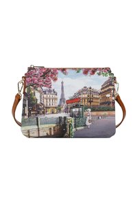 Borsa a tracolla con scena parigina, con la Torre Eiffel, fiori di ciliegio e un cartello della metropolitana. Realizzata in tessuto con tracolla marrone.