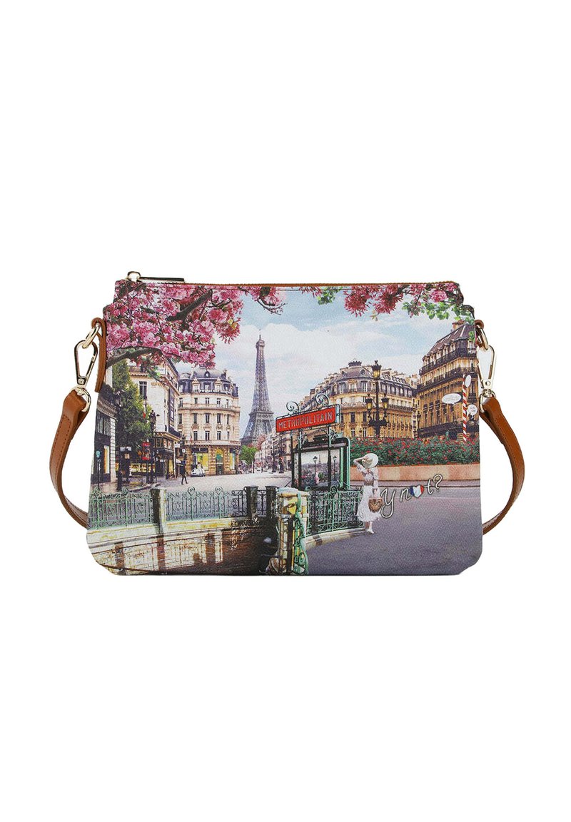 Borsa a tracolla con scena parigina, con la Torre Eiffel, fiori di ciliegio e un cartello della metropolitana. Realizzata in tessuto con tracolla marrone.