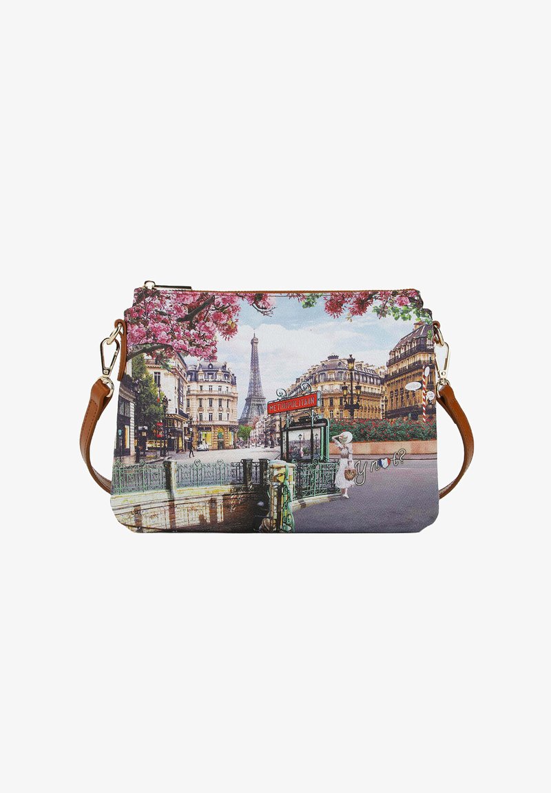 Borsa a tracolla con scena parigina, con la Torre Eiffel, fiori di ciliegio e un cartello della metropolitana. Realizzata in tessuto con tracolla marrone.