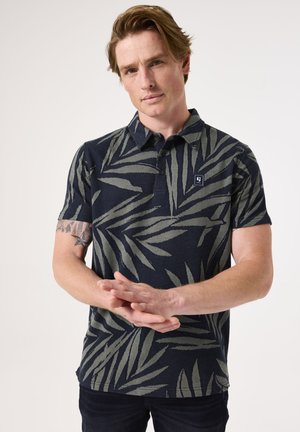 Marineblauw poloshirt met een groen bladpatroon, korte mouwen en een kraag. Bevat een klein logo op de linkerborst.