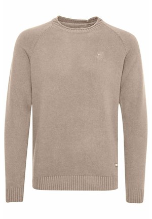 Pulover bej tricotat cu guler rotund, mâneci raglan, tiv și mansete ribbate, textură moale și detaliu cu logo mic pe piept.