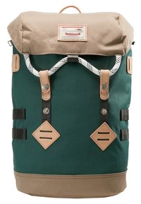 Sac à dos Doughnut vert et beige avec rabat supérieur, cordon blanc, bretelles en cuir et fermetures par boutons métalliques.