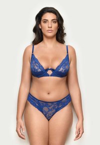 Sininen pitsinen bralette ja alushoususetti, jossa on herkkiä kukkakuvioita, läpinäkyviä osia ja säädettäviä olkaimia. Sileät reunat ja hienot yksityiskohdat.