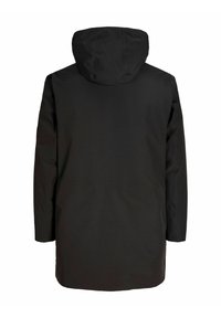 Černá voděodolná bunda s kapucí, dlouhými rukávy a rovnými liniemi. Vyznačuje se jemnou texturou a minimalistickým designem bez ozdob.