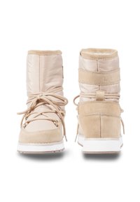 Bottines beiges avec un dessus en suède texturé et en nylon lisse, dotées d'un laçage à l'avant, d'une sangle ajustable et de semelles en caoutchouc blanches.