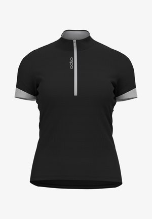 Czarna sportowa koszulka z krótkim rękawem i zamkiem na ćwiartkę, jasnoszary zamek błyskawiczny i mankiety na rękawach oraz małe pionowe logo na plisie zamka.