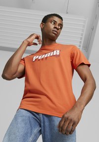 Puma GRAPHICS WORDING T - T-shirt con stampa - chili powder