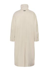 Long manteau beige à col montant, manches longues et détails de boutons aux poignets, vu de dos.