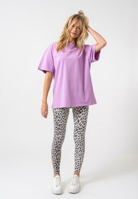 OH APRIL POSITIVE - Apdrukāts T-krekls - bright lilac