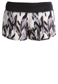 Svartvita mönstrade träningsshorts med en enfärgad svart midja. Designen har zigzag-ränder i olika grå nyanser.