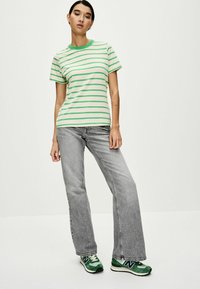 Next - ESSENTIAL SHORT SLEEVE CREW NECK  - Marškinėliai su spaudiniu - green stripe Miniatiūros vaizdas 1