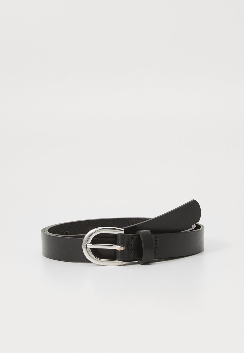 Ceinture en cuir noir avec une boucle en métal argenté à pointes, texture lisse et design épuré. Présente un accent cousu simple près de la boucle.