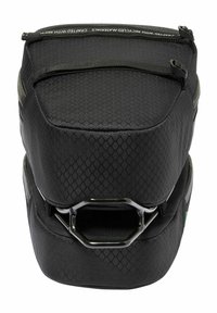 Schwarzer Rucksack mit einem diamantförmigen Muster, ausgestattet mit doppelten Reißverschlüssen, einem stabilen Tragegriff und einer schlanken, kompakten Form.