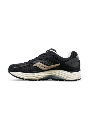 Scarpa sportiva nera con tomaia in rete, dettagli in suede e un logo beige a contrasto. Presenta una suola spessa e testurizzata e un design con lacci.