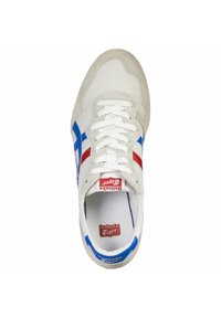 Hvide sneakers med blå og røde accenter, der har en struktureret overdel i ruskind og mesh, snørelukning og logo på tungen.