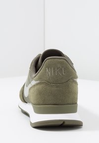 papel De acuerdo con Nunca Nike Sportswear INTERNATIONALIST - Zapatillas - med olive/white/verde oliva  - Zalando.es