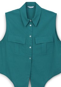 Top senza maniche color turchese con colletto appuntito, dotato di due tasche frontali e chiusura con bottoni. Realizzato in un tessuto leggero con una consistenza liscia.